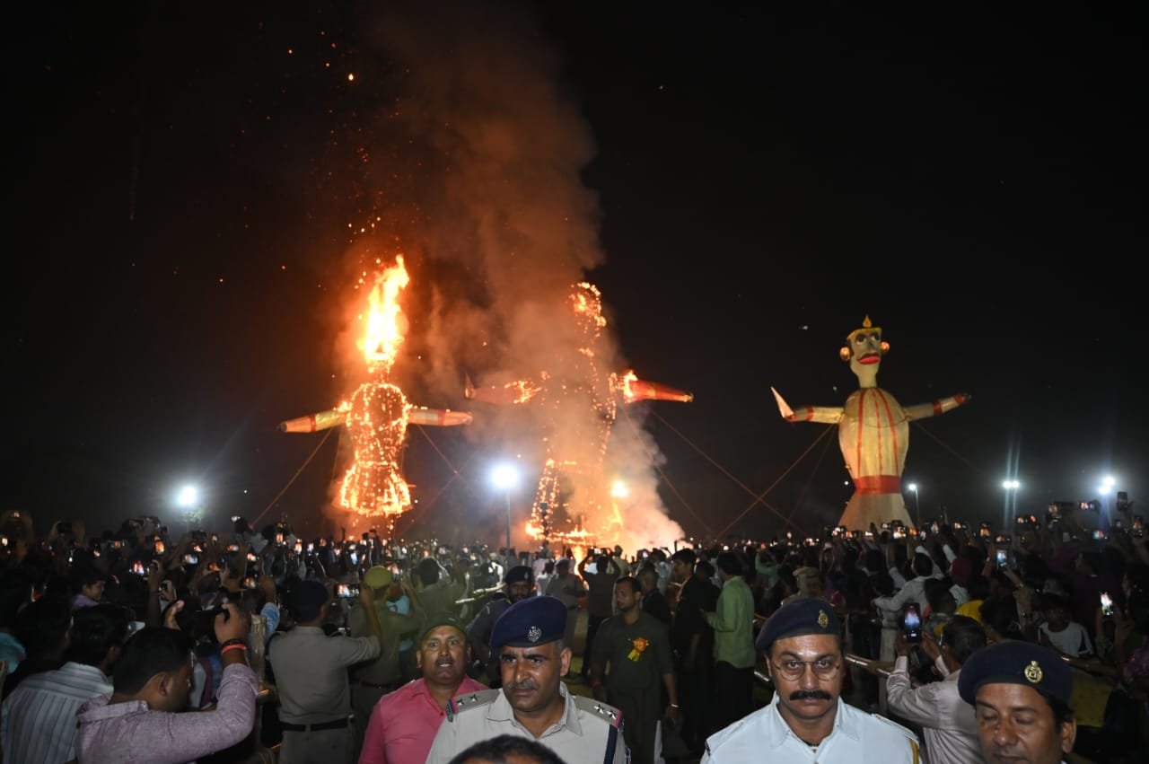 बरेका में भव्यता एवं पारंपरिक उल्लास के साथ मनाया गया विजयादशमी पर्व70 फीट ऊंचे रावण के पुतले का हुआ दहन