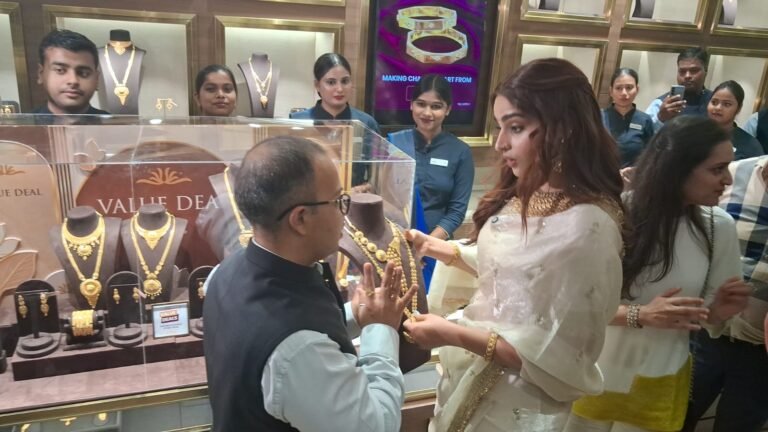 वाराणसी में ऐश्प्रा जेम्स एंड ज्वेल्स ने पेश किया नया ज्वेलरी कलेक्शन, आयशा खान ने किया लॉन्च