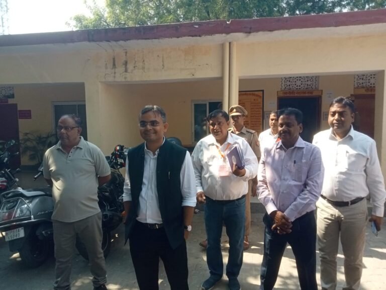 जिलाधिकारी ने आराजी लाइन ब्लॉक पर स्नातक शिक्षक मतदान केंद्र का किया निरीक्षण