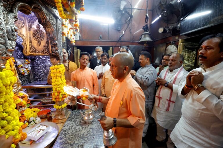 मुख्यमंत्री योगी आदित्यनाथ ने काशी कोतवाल और बाबा विश्वनाथ का किया दर्शन-पूजन