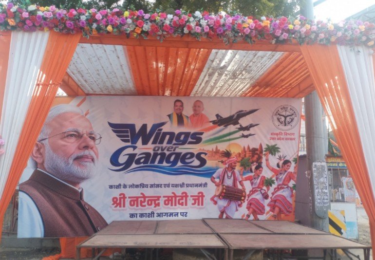 कचहरी से नमो घाट तक जगह-जगह लगे कटआउट और बने स्वागत मंच।