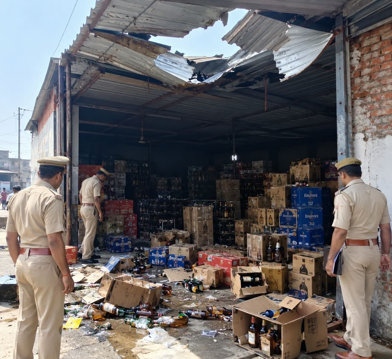 आदमपुर में शराब गोदाम में चोरी, छत की पटिया उखाड़कर हजारों की शराब और बियर पार