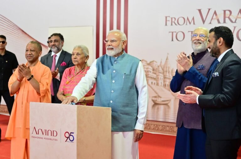प्रधानमंत्री नरेंद्र मोदी ने वाराणसी में अरविंद लिमिटेड की गारमेंट मैन्युफैक्चरिंग यूनिट का किया उद्घाटन