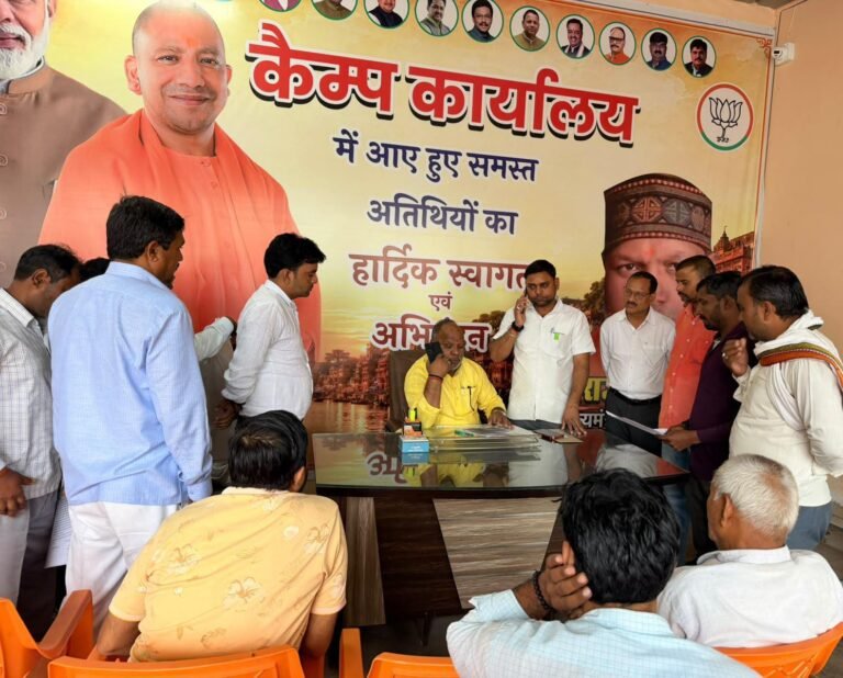 राज्य मंत्री हंसराज विश्वकर्मा ने जनसुनवाई के दौरान सुनी लोगों की फरियाद