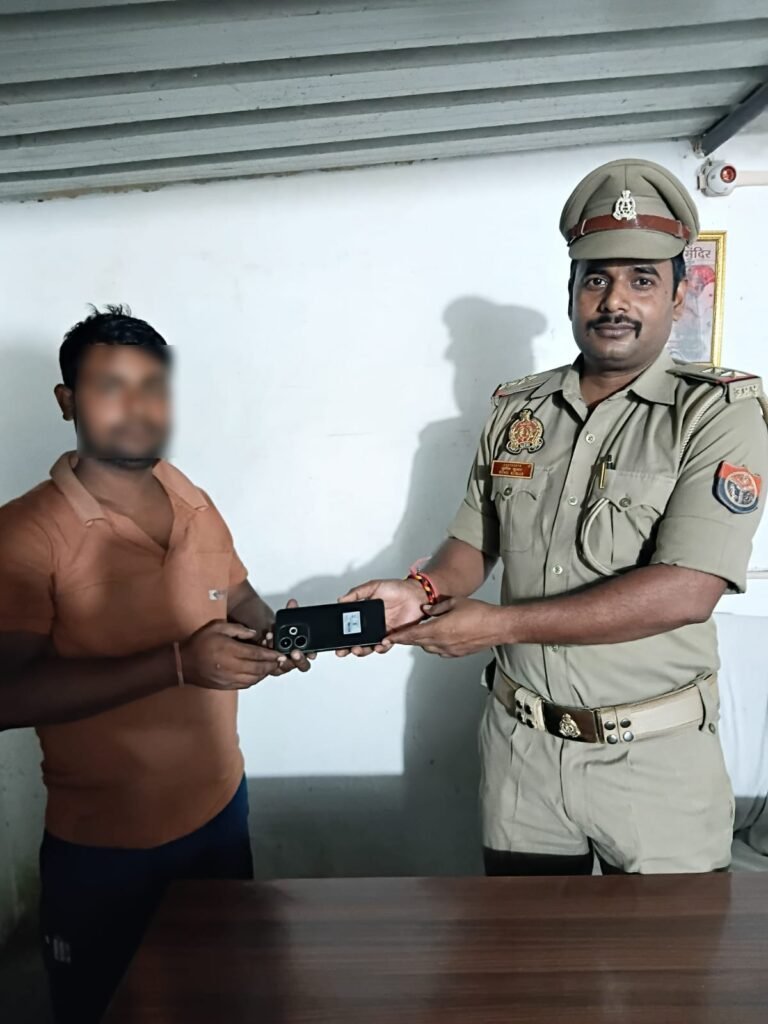 राजातालाब पुलिस ने गुम हुआ मोबाइल बरामद कर मालिक को सौंपा